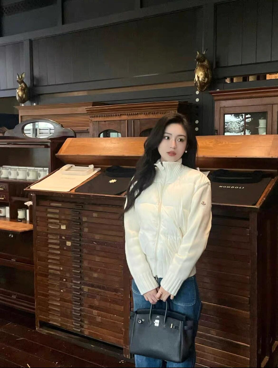 【人気商品】MONCLERレディース ウールハイネックショート丈ダウンジャケット 無地