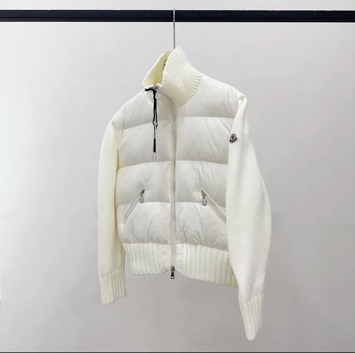 【人気商品】MONCLERレディース ウールハイネックショート丈ダウンジャケット 無地