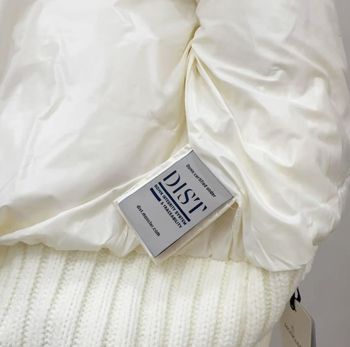 【人気商品】MONCLERレディース ウールハイネックショート丈ダウンジャケット 無地