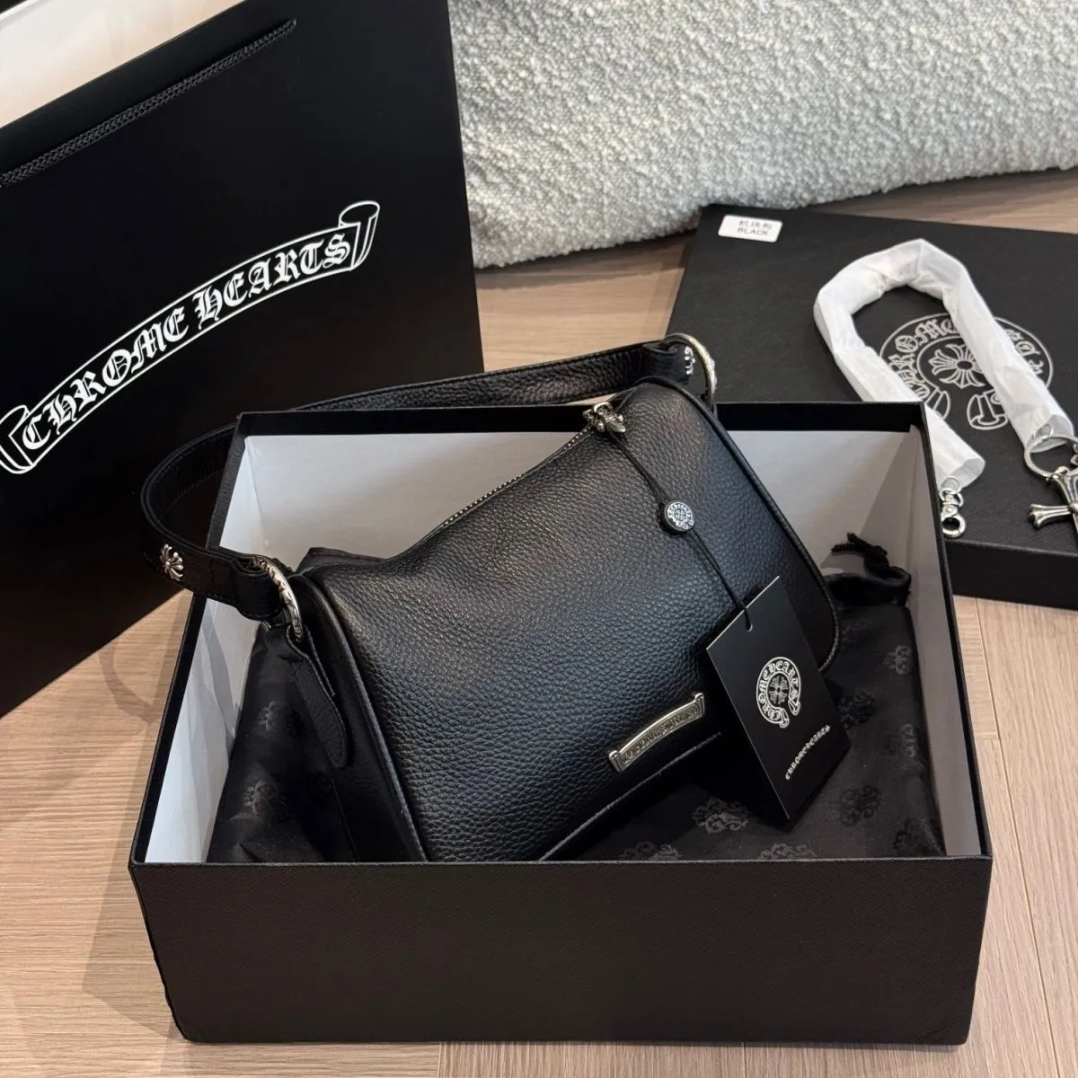 クロムハーツ レザーショルダーバッグ 黒 中型 チェーン付き