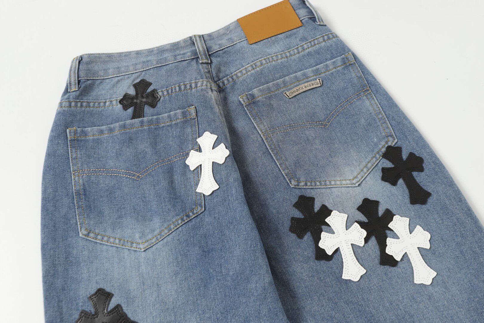 Chrome Hearts ヴィンテージウォッシュ アイスブルー クロスパッチ パリ限定デニムパンツ ストレートフィット
