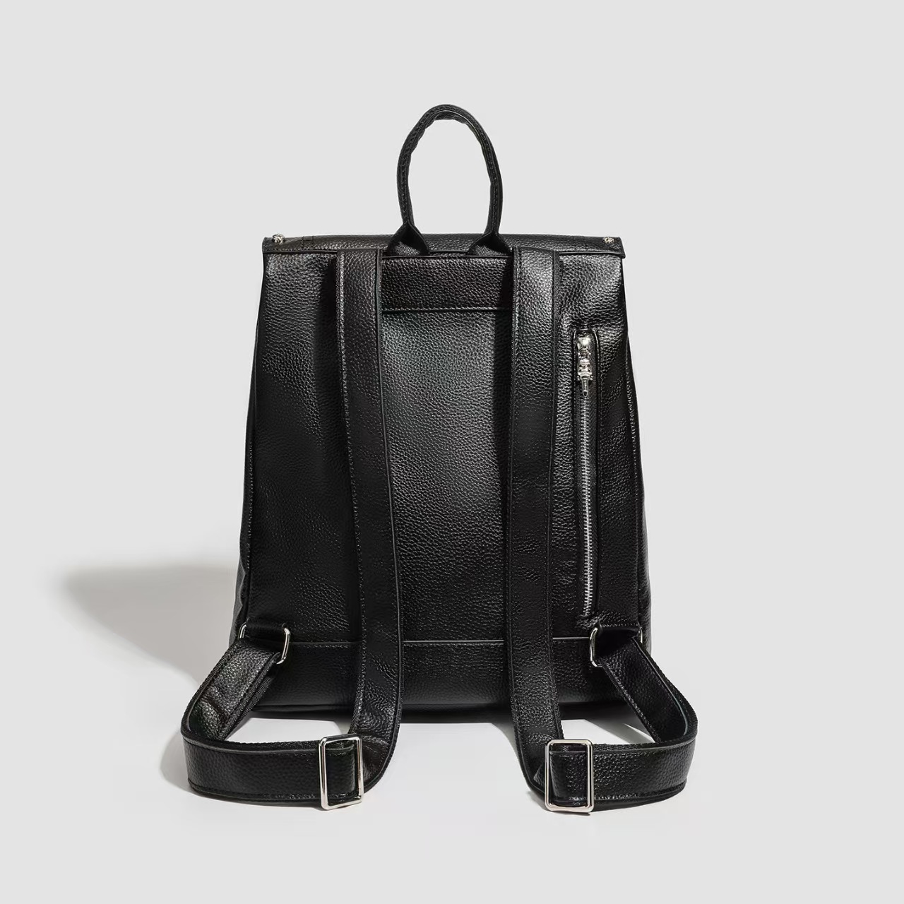 黒いスタッズ付きバックパック