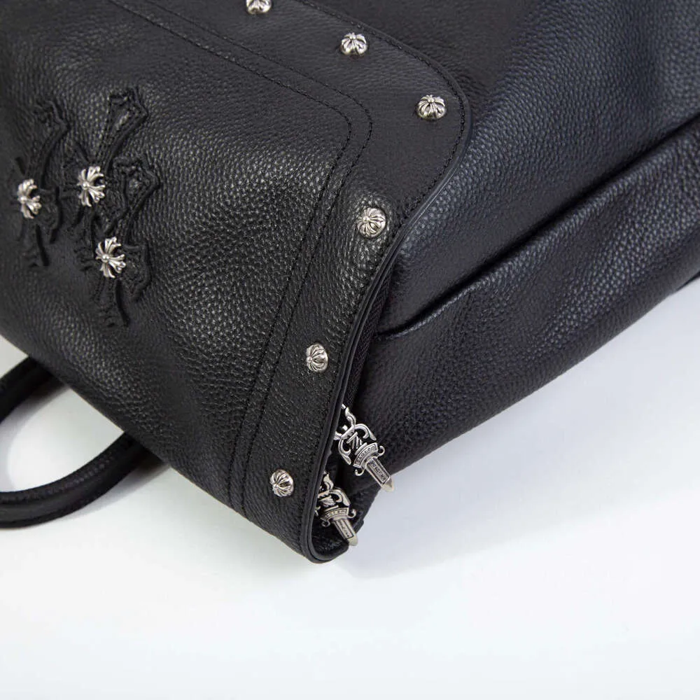 黒いスタッズ付きバックパック