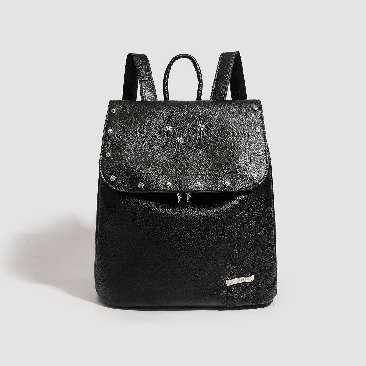 黒いスタッズ付きバックパック