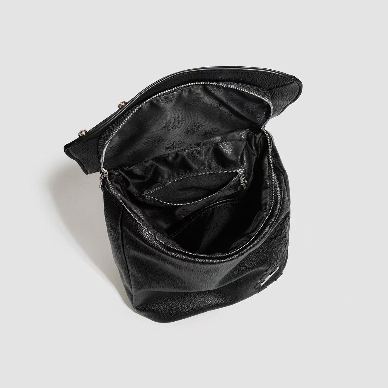 黒いスタッズ付きバックパック