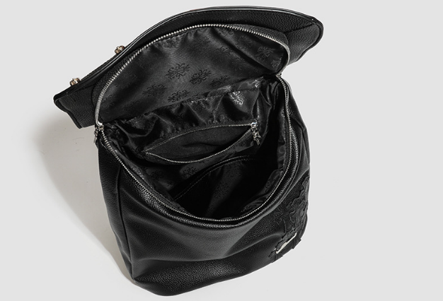 黒いスタッズ付きバックパック