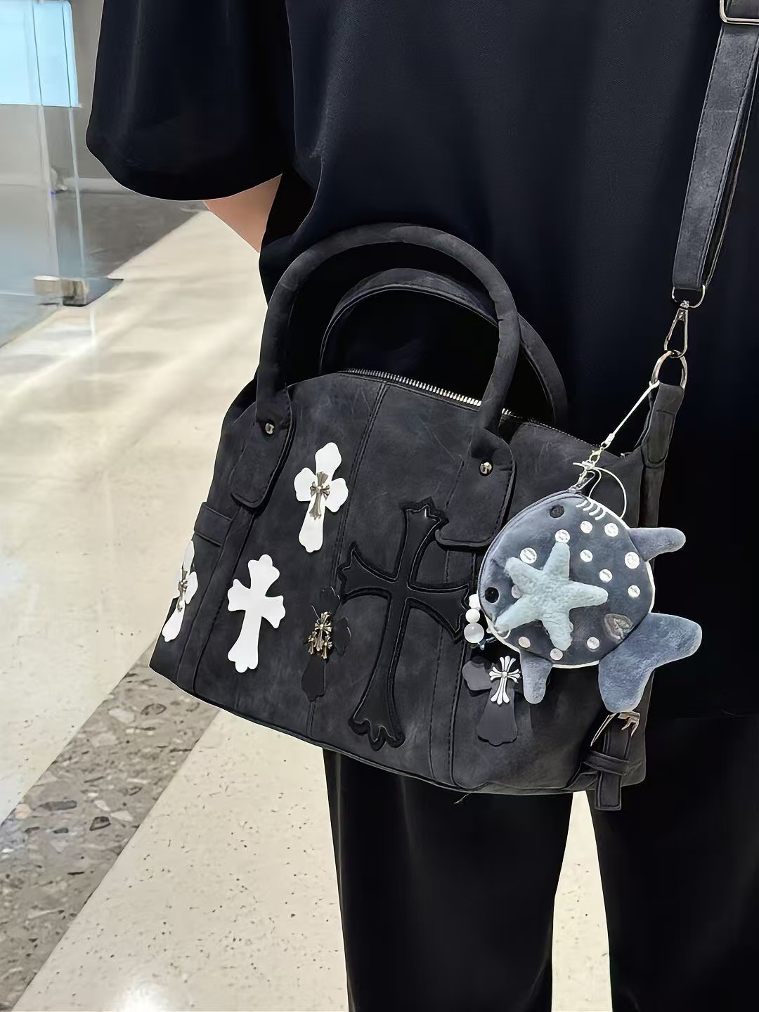 V系 バッグ メンズ モード系 ミニバッグ オラオラ系 ショルダーバッグ PUレザー 十字架 クロス 派手 alcw ミリタリーバッグ 変形 BAG ユニセックス 男 鞄 個性的 お兄系 ヴィジュアル系 ファッション 衣装 ホスト スーツ レディース おしゃれ オシャレ