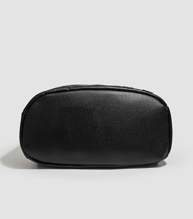 黒いスタッズ付きバックパック