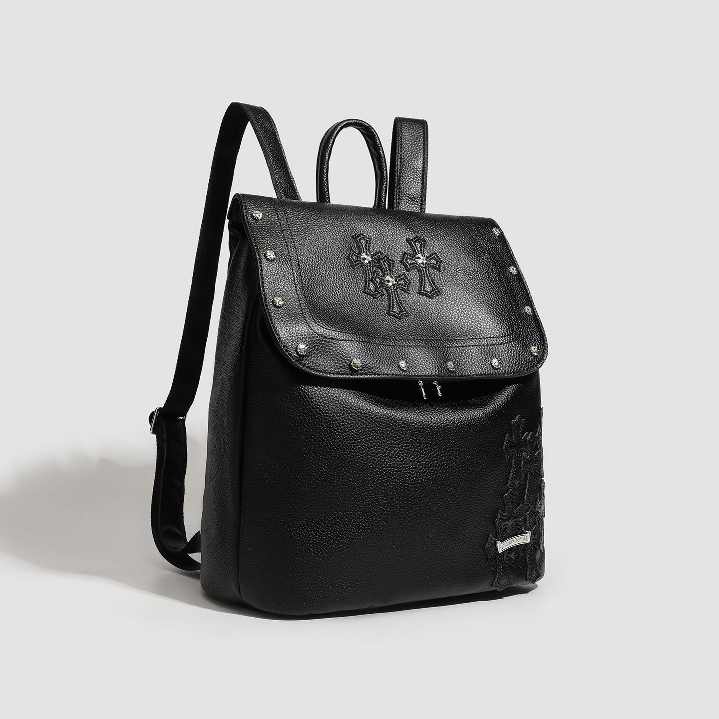 黒いスタッズ付きバックパック