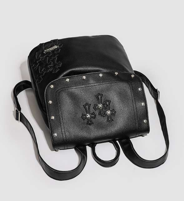 黒いスタッズ付きバックパック