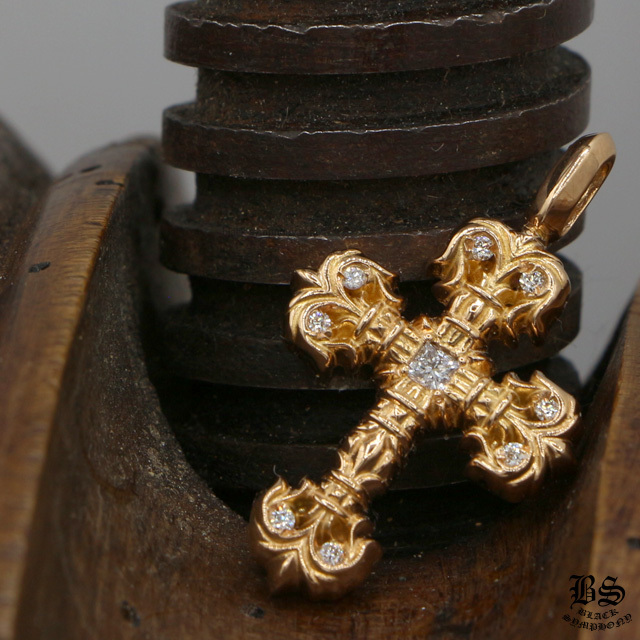 クロムハーツ フィリグリークロスチャーム22K withパヴェダイヤモンド