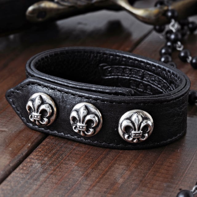 【CHROME HEARTS　クロムハーツ　Bracelet　ブレスレット】3ボタン2スナップレザーブレスレット