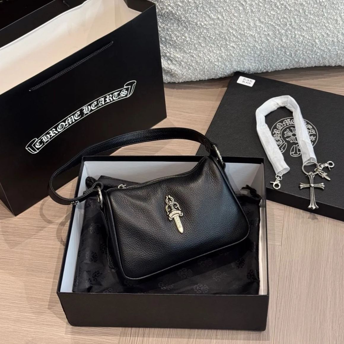 クロムハーツ レザーショルダーバッグ 黒 中型 チェーン付き