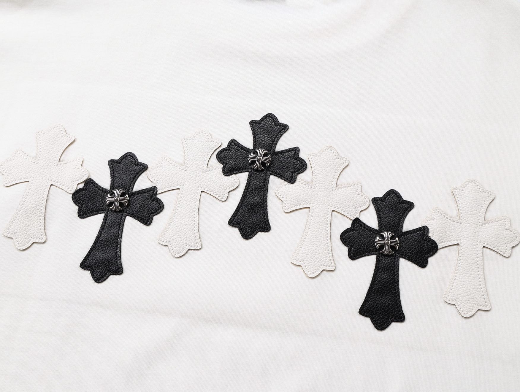 夏の新作 厚手メンズ半袖Tシャツ クロスとレタリング刺繍 ルーズフィット ベーシックデザイン クルーネック 梵字クロムハーツ