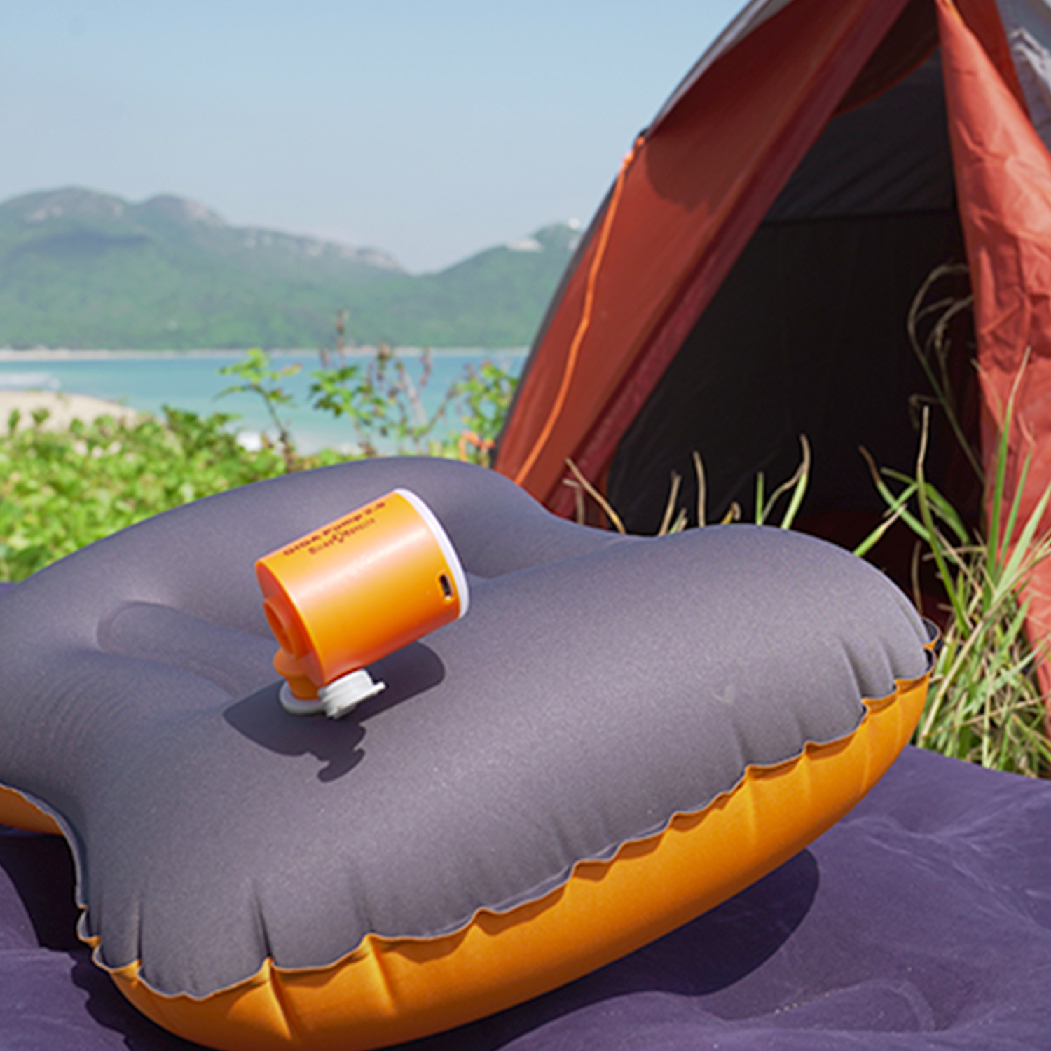 Outdoor mini inflatable pump with light