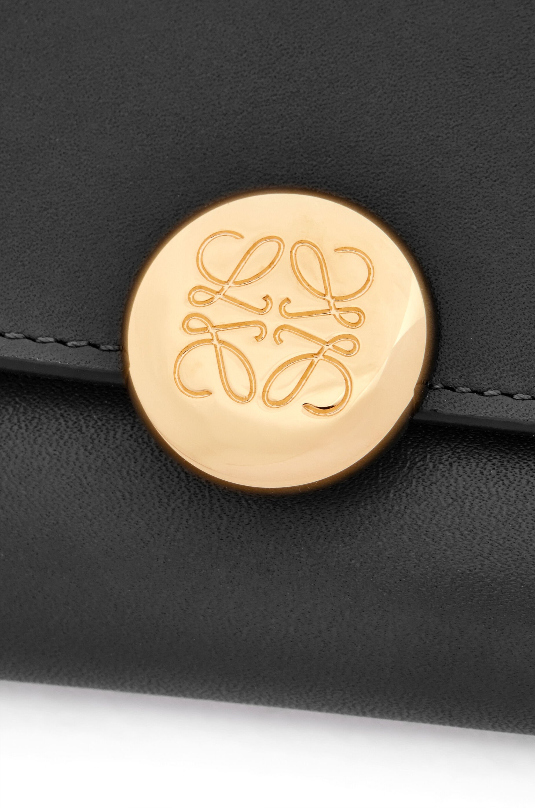 ぺブル バーティカル ウォレット スモール（シャイニーナパカーフ）