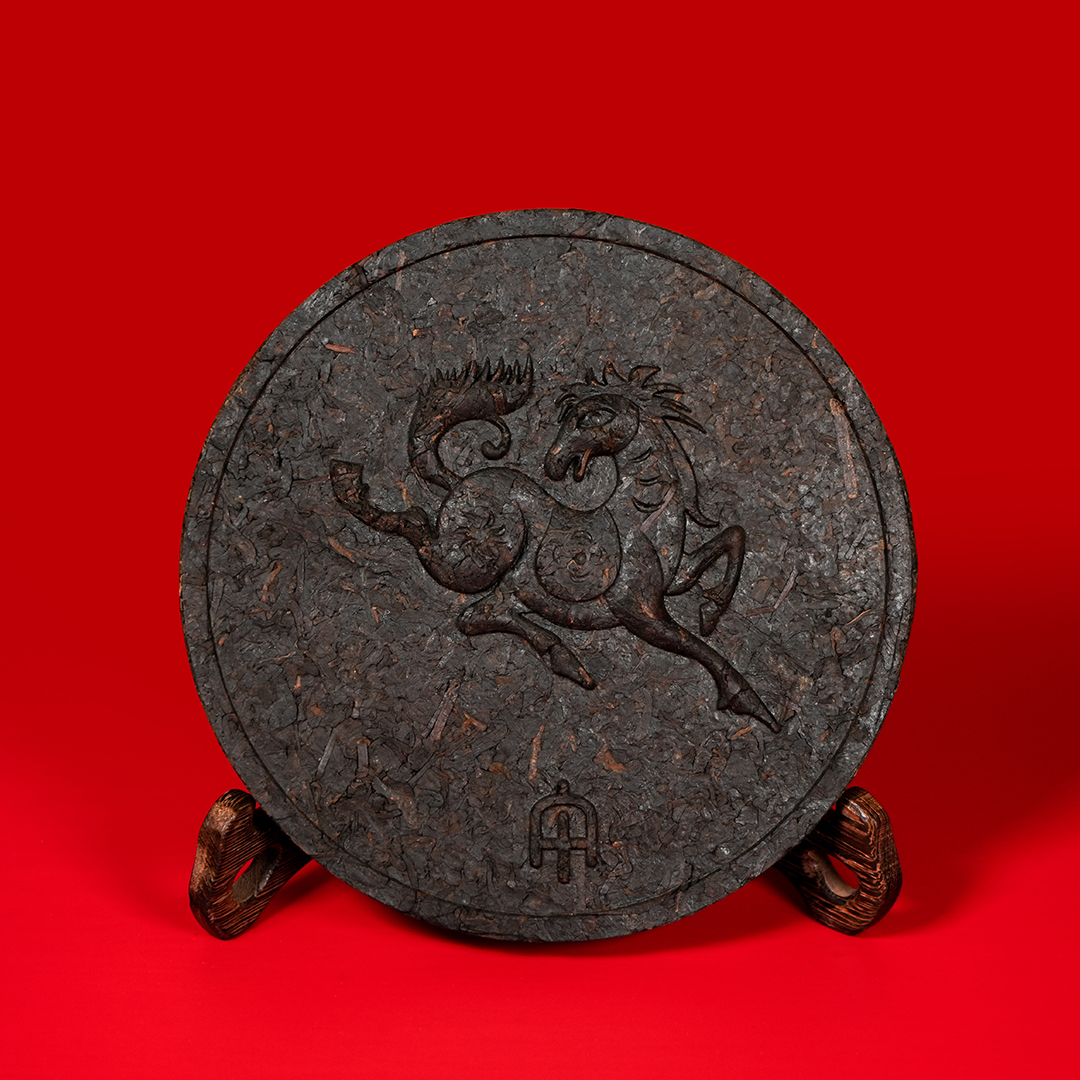 馬年禮盒藏茶餅｜買二送一 · 新年珍藏禮，茶香賀歲