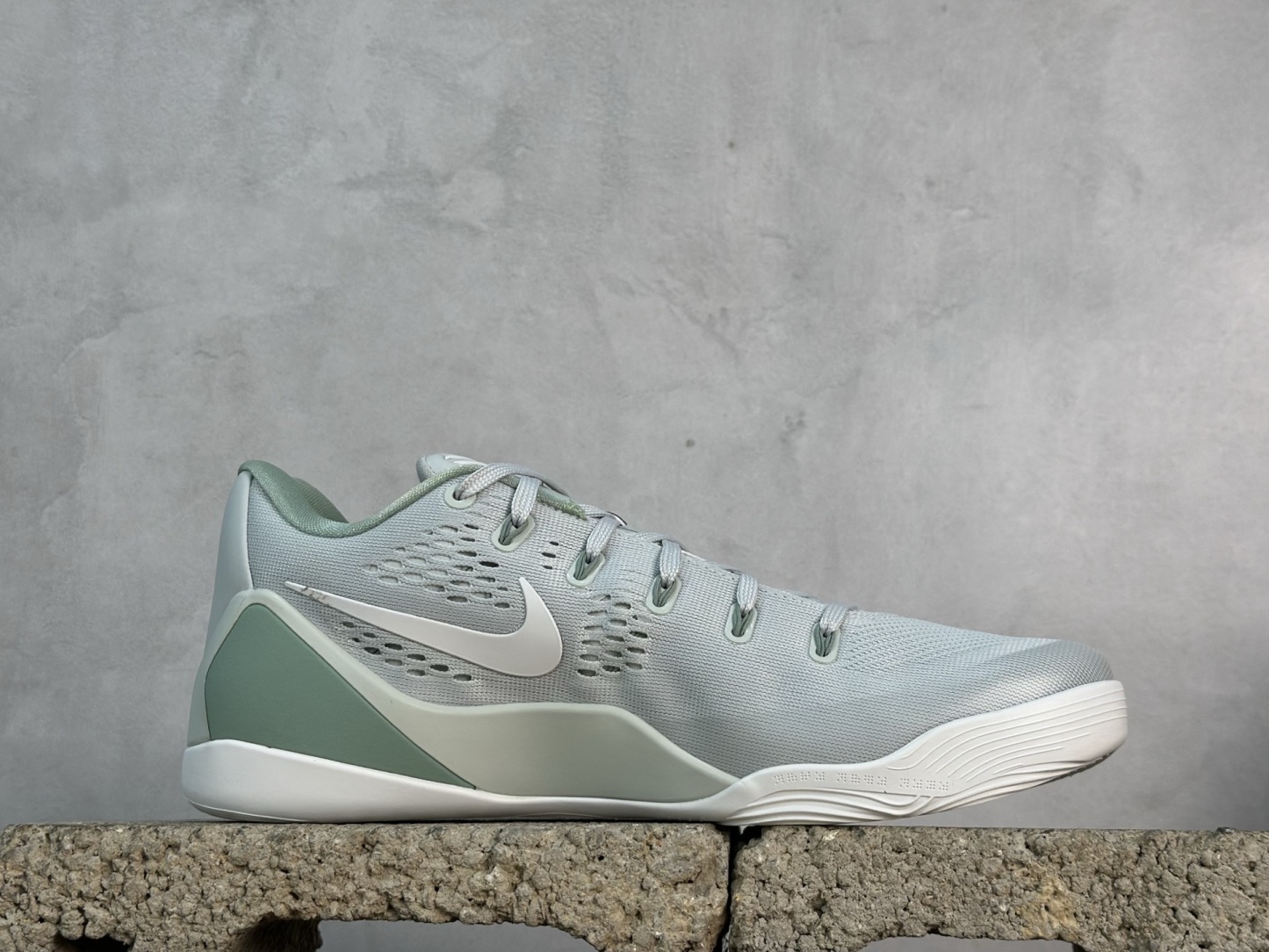 kobe 9 系列（尺寸建議偏大0.5號拿）