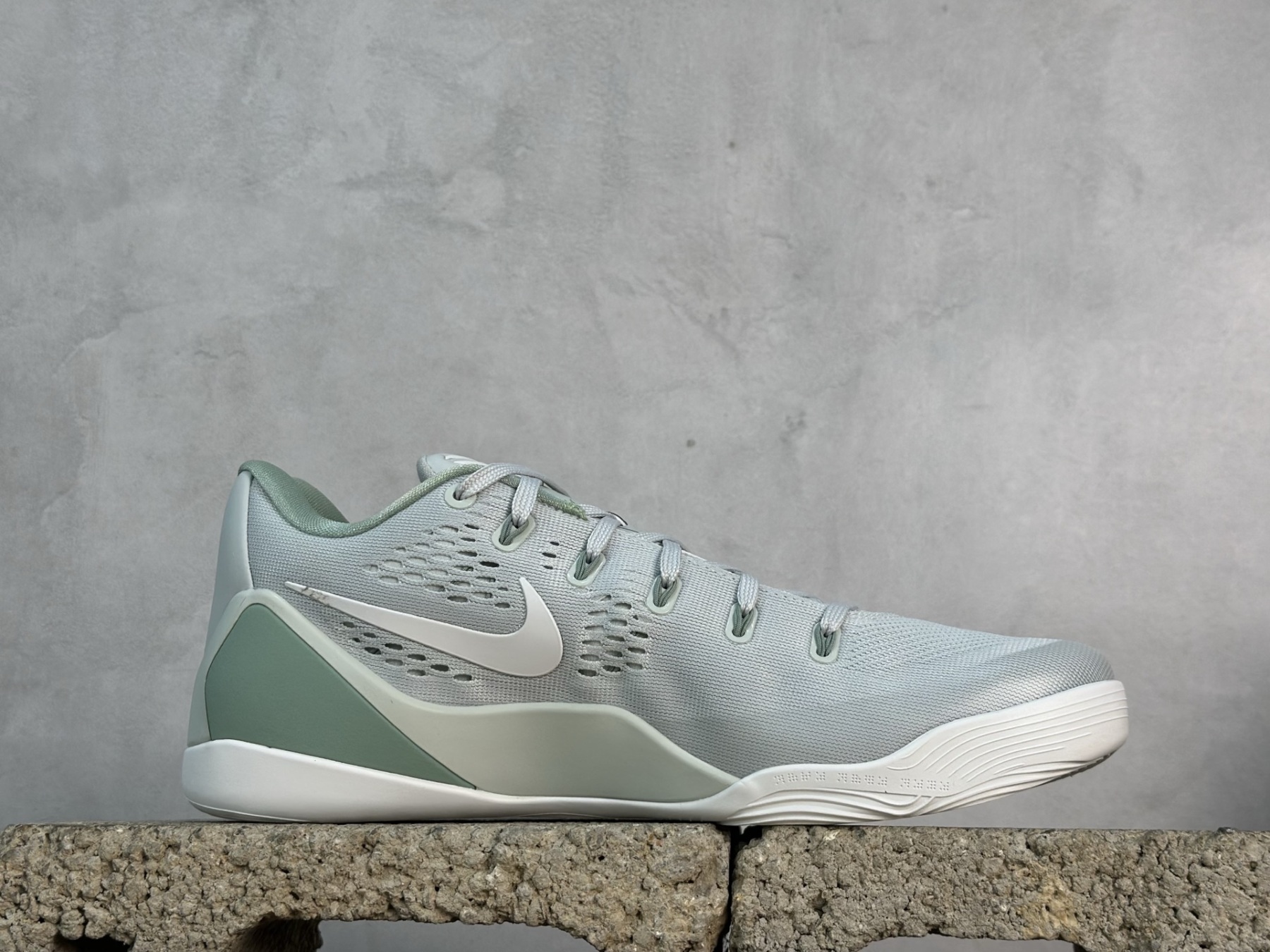 kobe 9 系列（尺寸建議偏大0.5號拿）