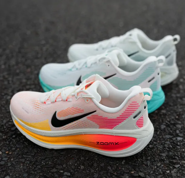 NIKE VOMERO V18跑鞋