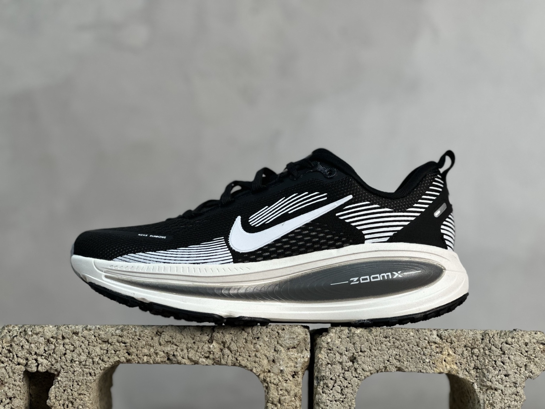 NK Vomero V18 網面透氣跑步鞋