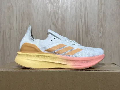 Adidas Ultraboost 5.O跑鞋