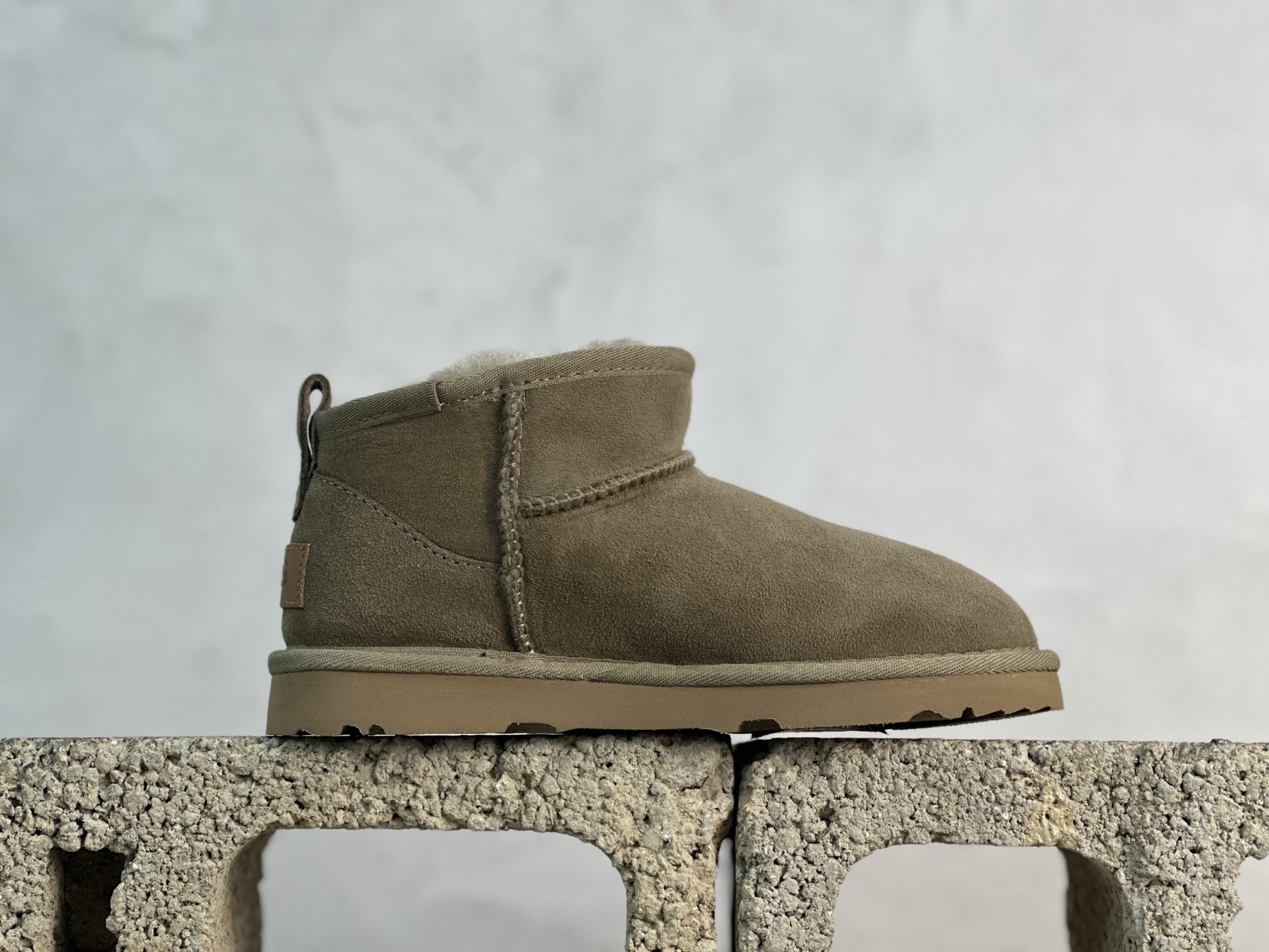 UGG CLASSIC ULTRA MINI 童鞋  
