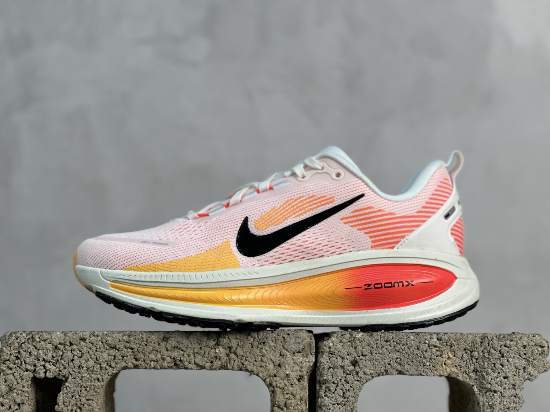 NK Vomero V18 網面透氣跑步鞋