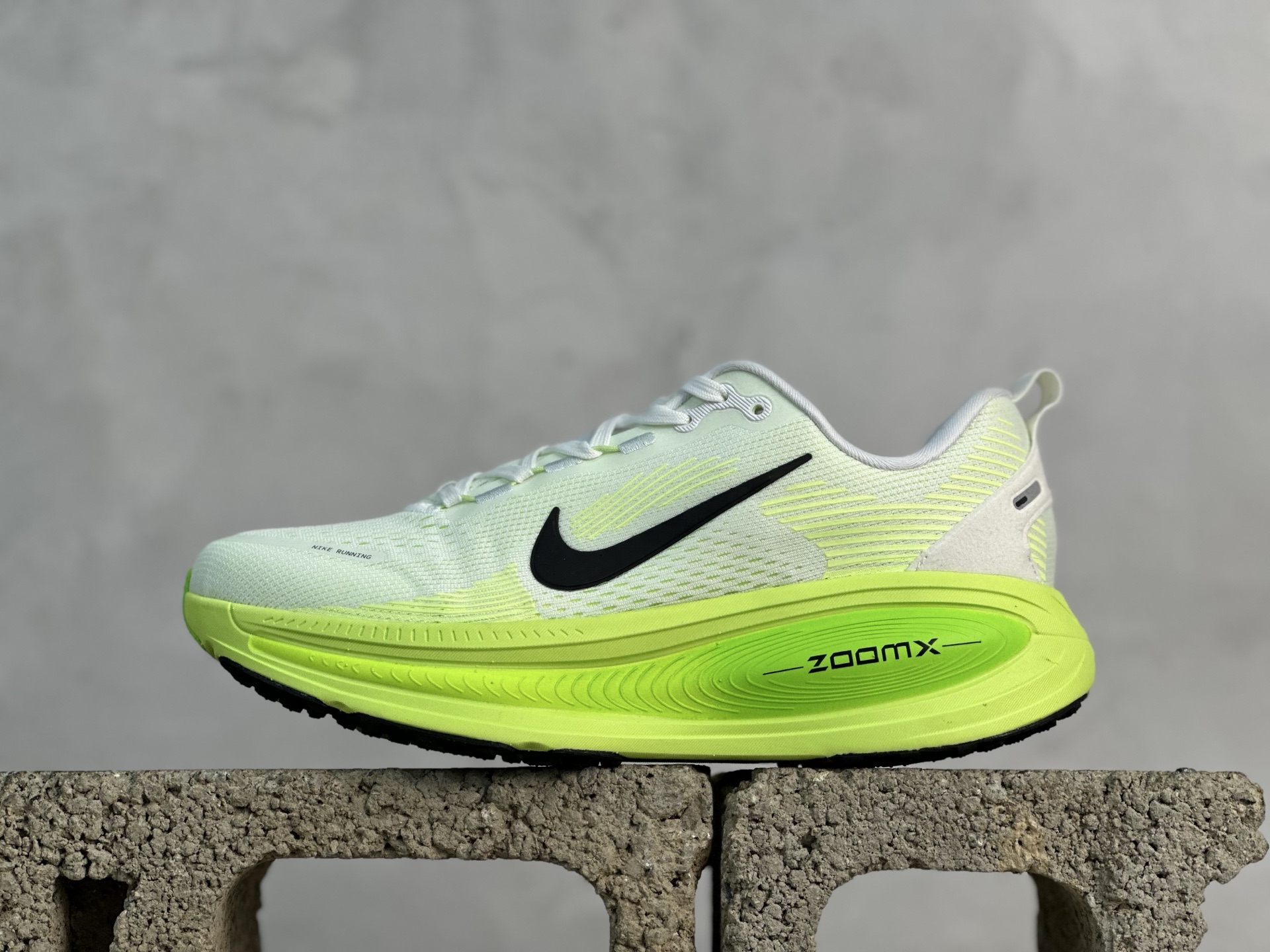 NK Vomero V18 網面透氣跑步鞋