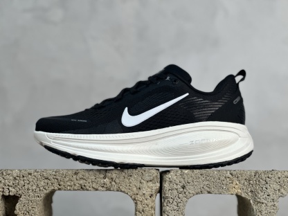 NK Vomero V18 網面透氣跑步鞋