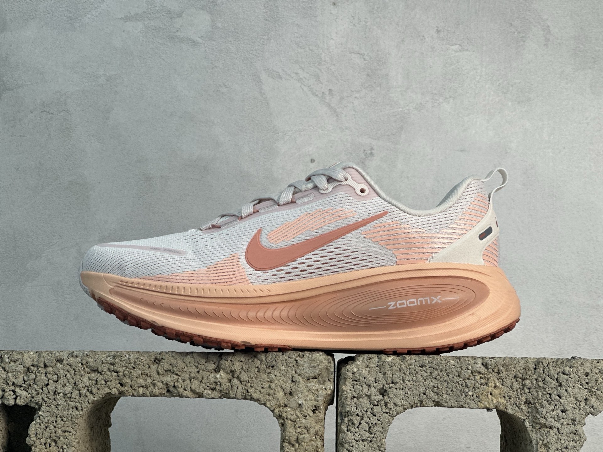 NK Vomero V18 網面透氣跑步鞋