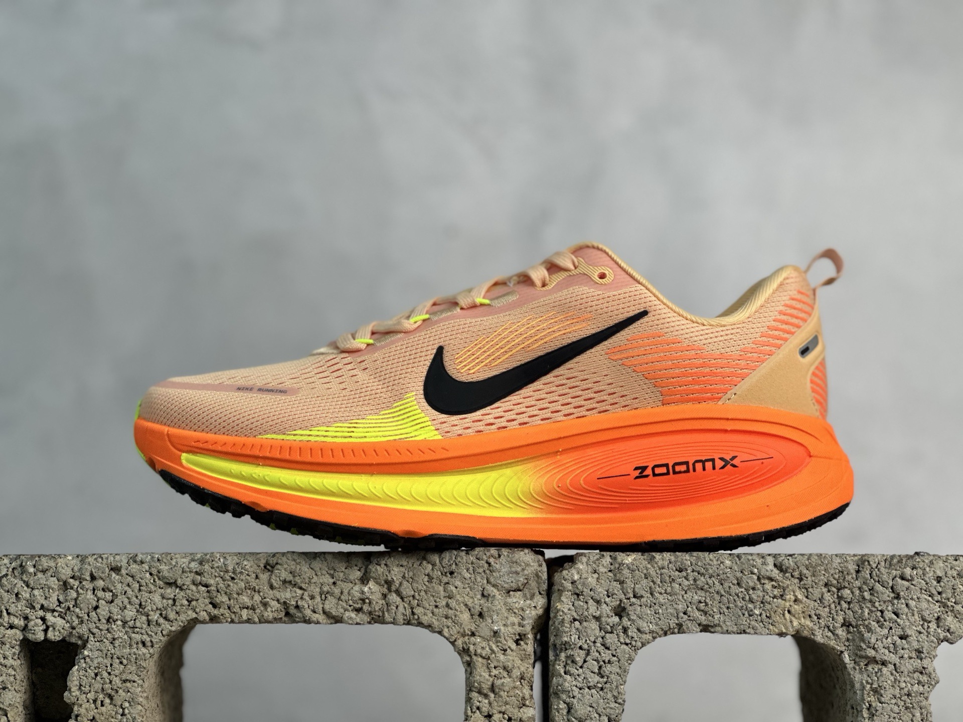 NK Vomero V18 網面透氣跑步鞋