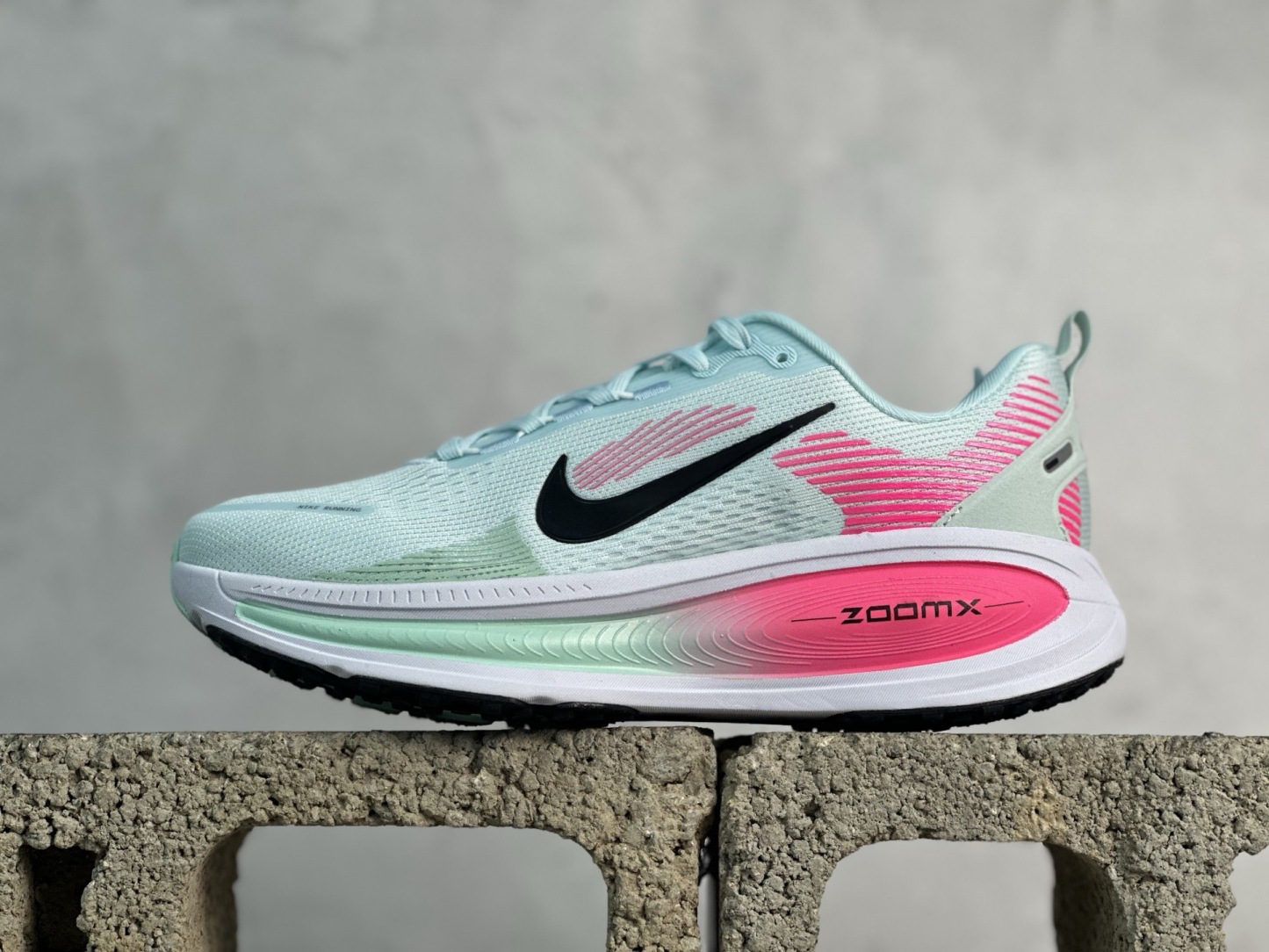 NK Vomero V18 網面透氣跑步鞋