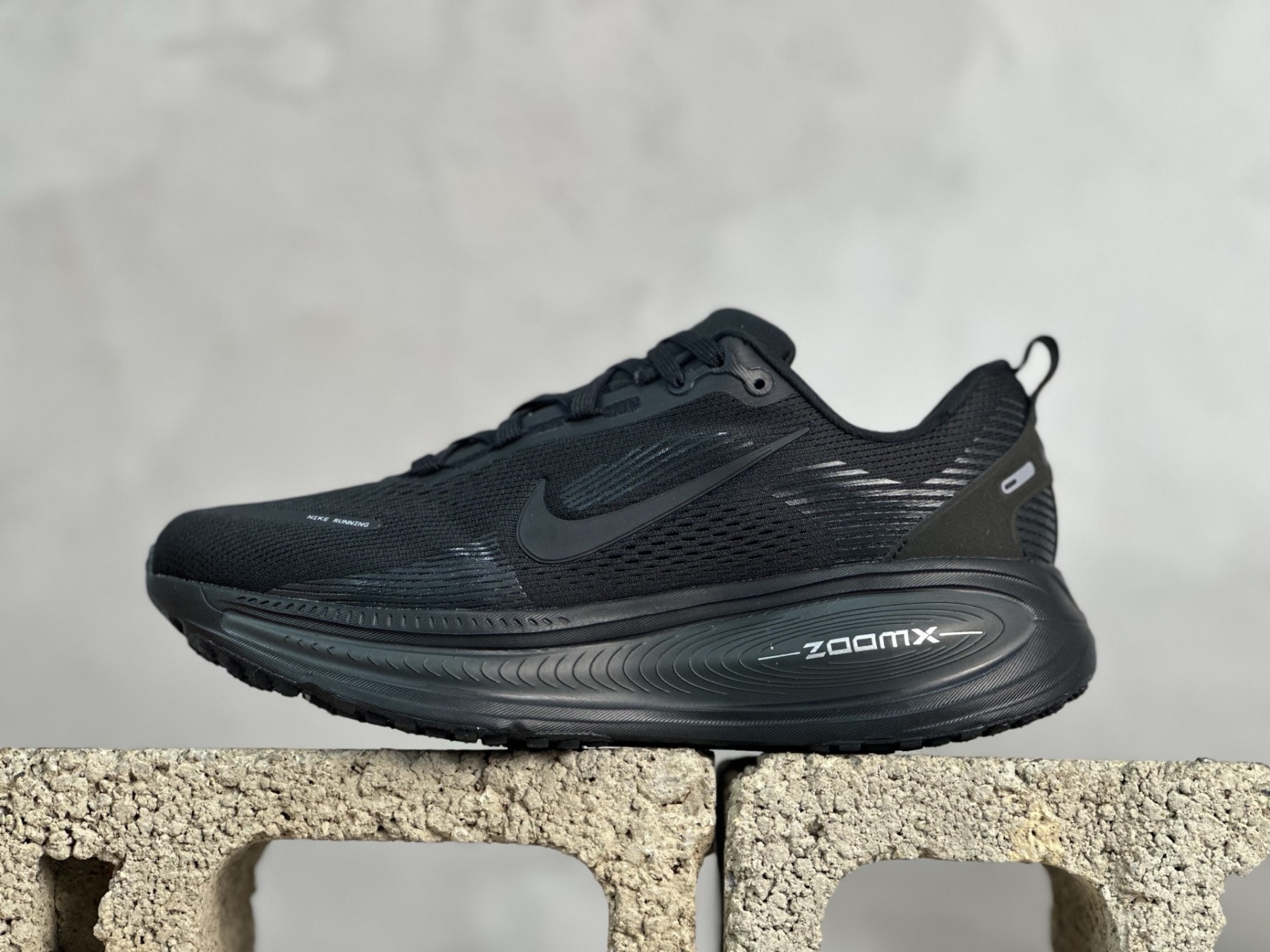 NK Vomero V18 網面透氣跑步鞋