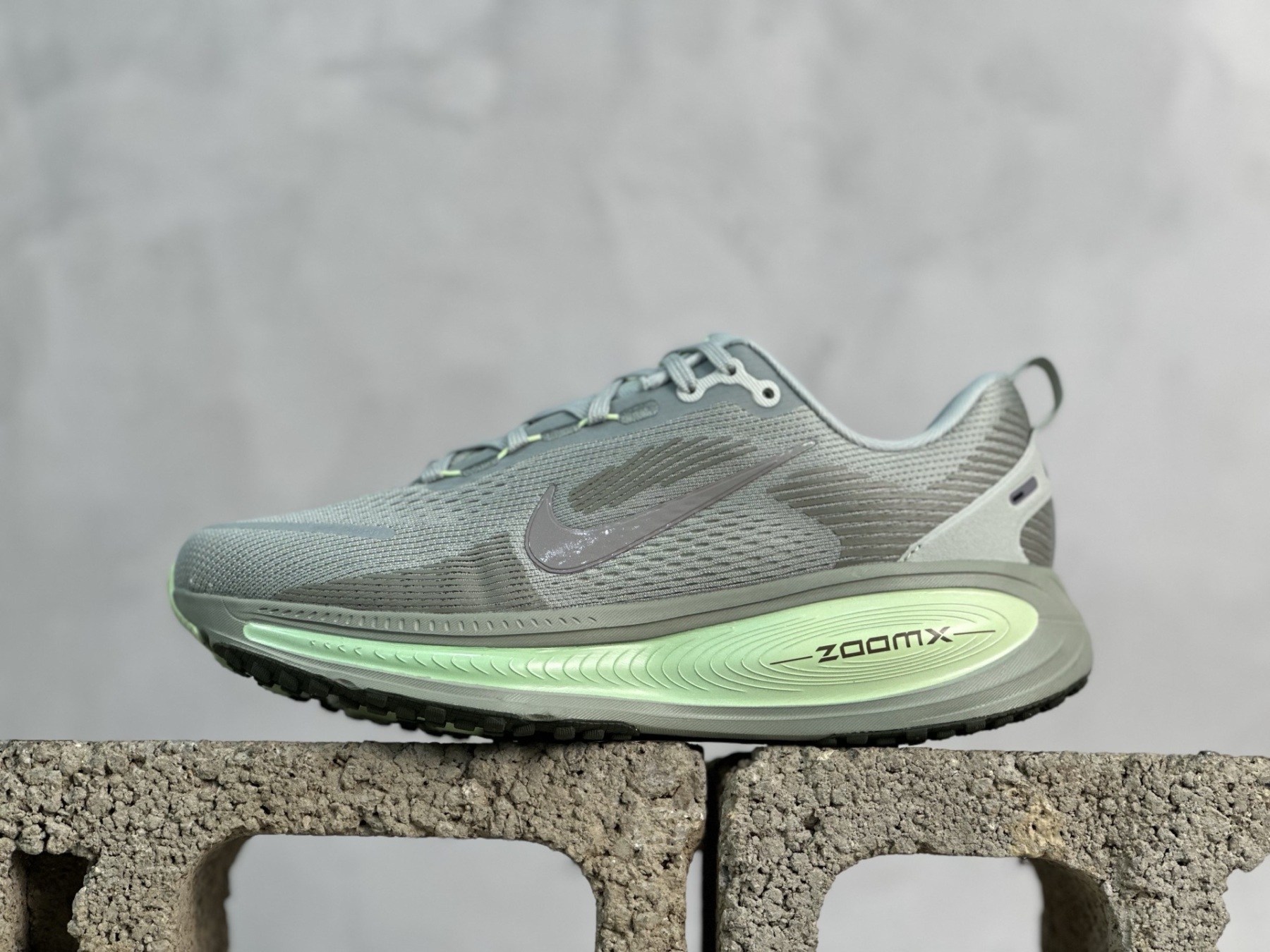 NK Vomero V18 網面透氣跑步鞋