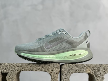 NK Vomero V18 網面透氣跑步鞋