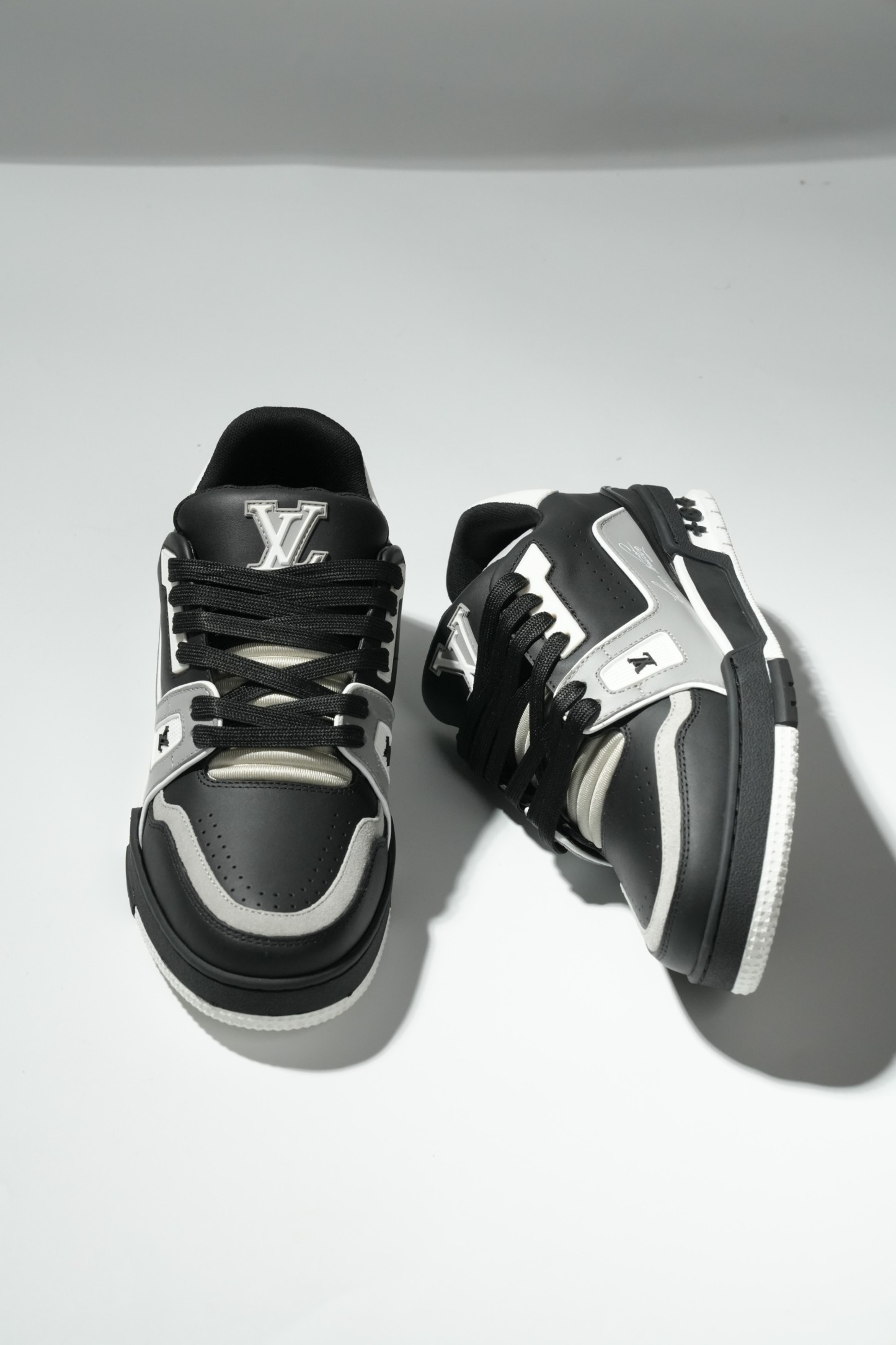 LOUIS VUITTON Trainer 皮革