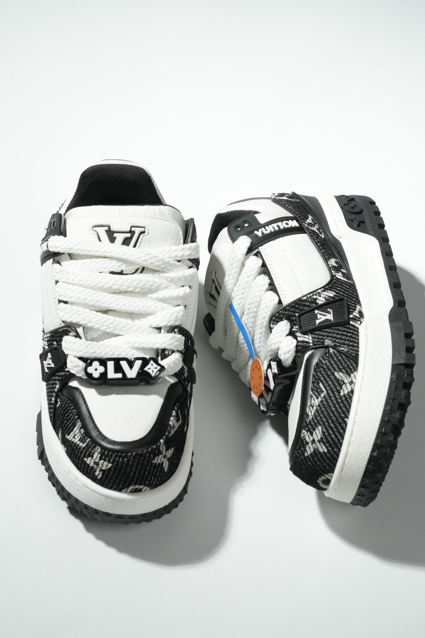 LOUIS VUITTON Trainer 54