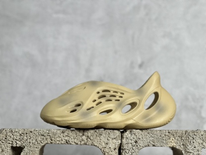 椰子洞洞鞋   adidas originals Yeezy Foam Runner 系列 