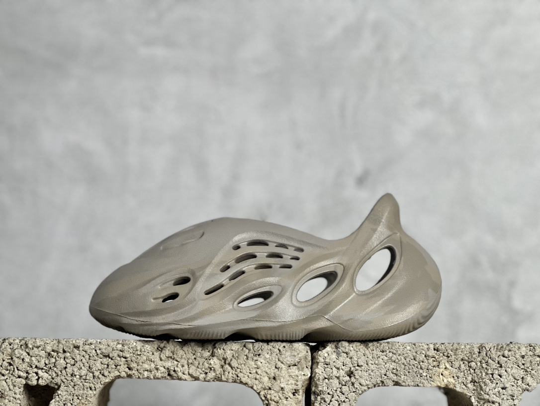 椰子洞洞鞋   adidas originals Yeezy Foam Runner 系列 