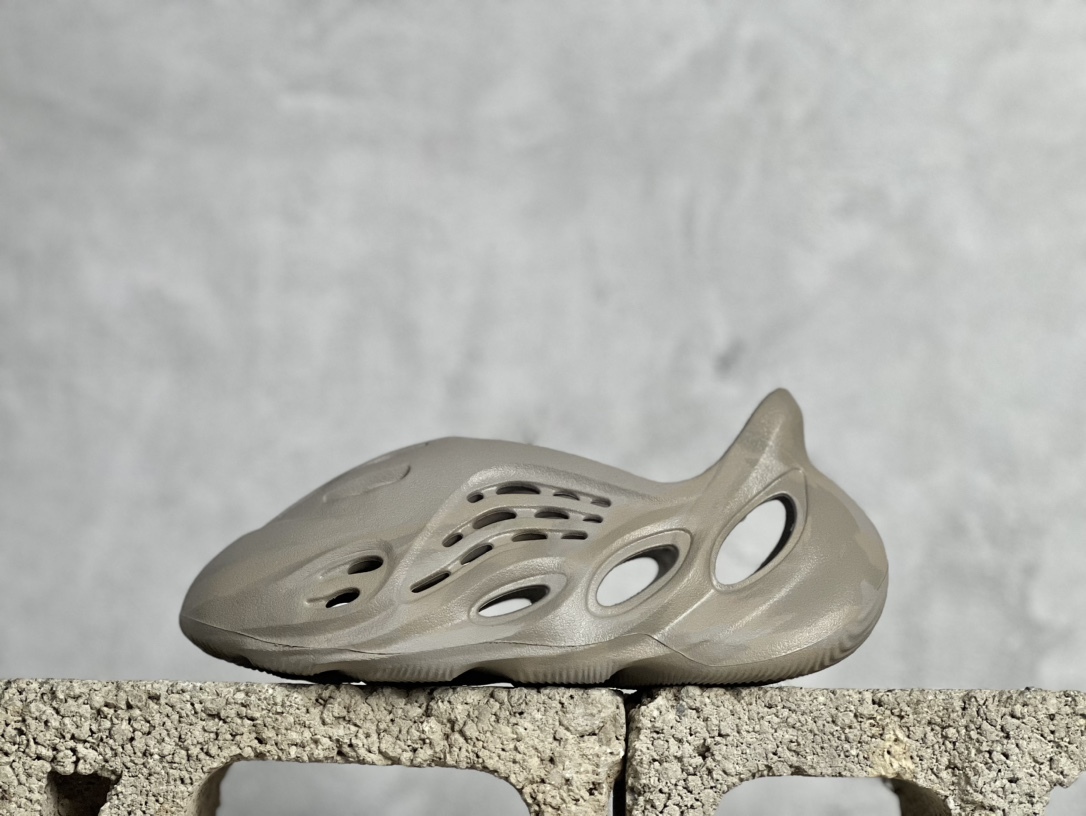 椰子洞洞鞋   adidas originals Yeezy Foam Runner 系列 