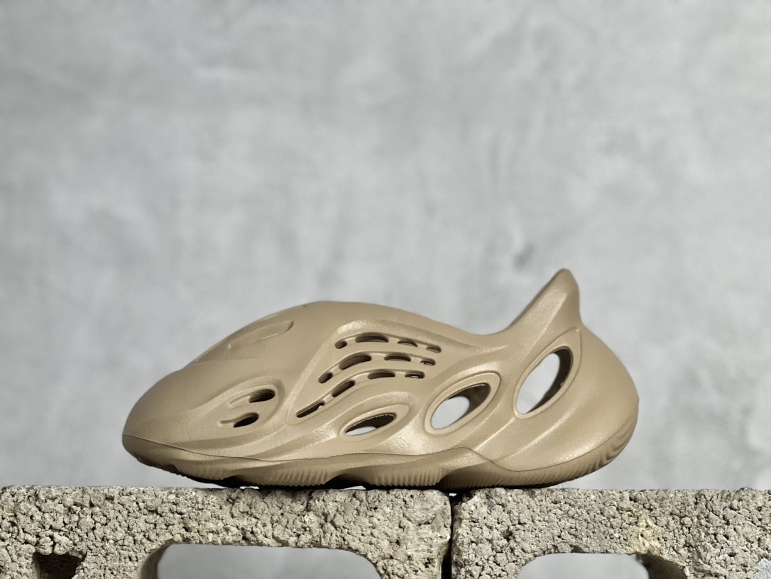 椰子洞洞鞋   adidas originals Yeezy Foam Runner 系列 