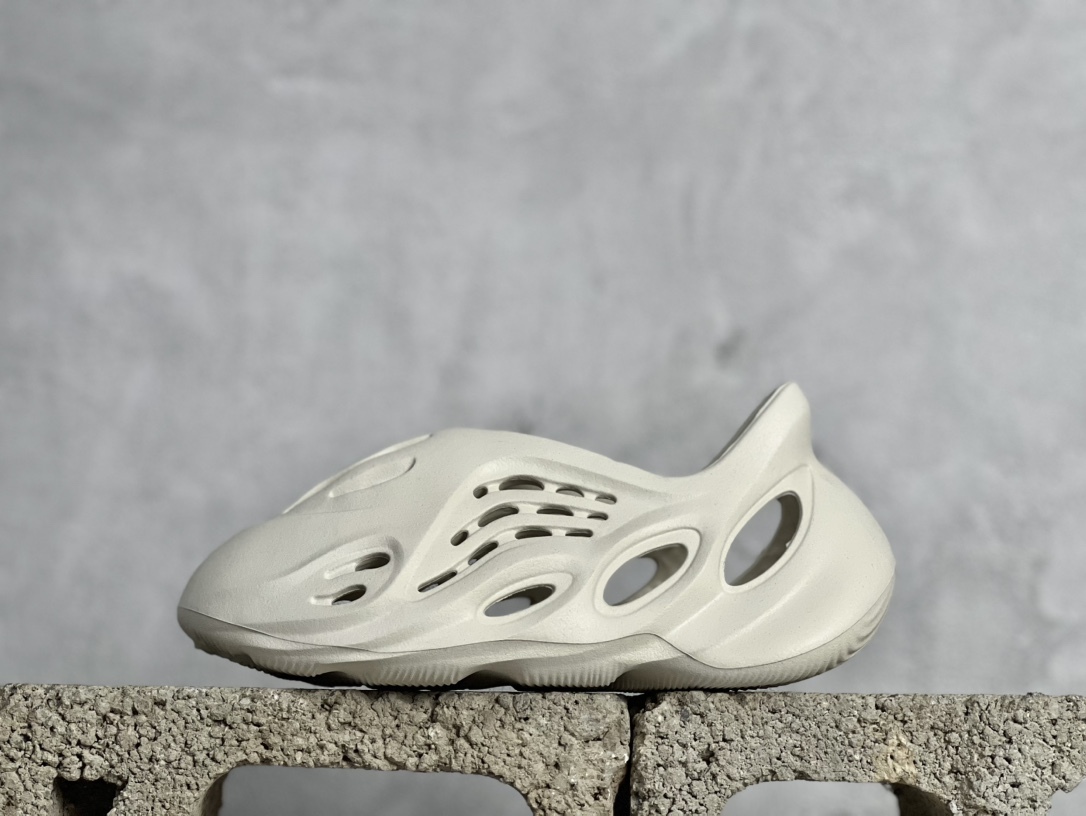 椰子洞洞鞋 adidas originals Yeezy Foam Runner 系列