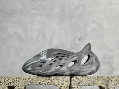 椰子洞洞鞋   adidas originals Yeezy Foam Runner 系列 