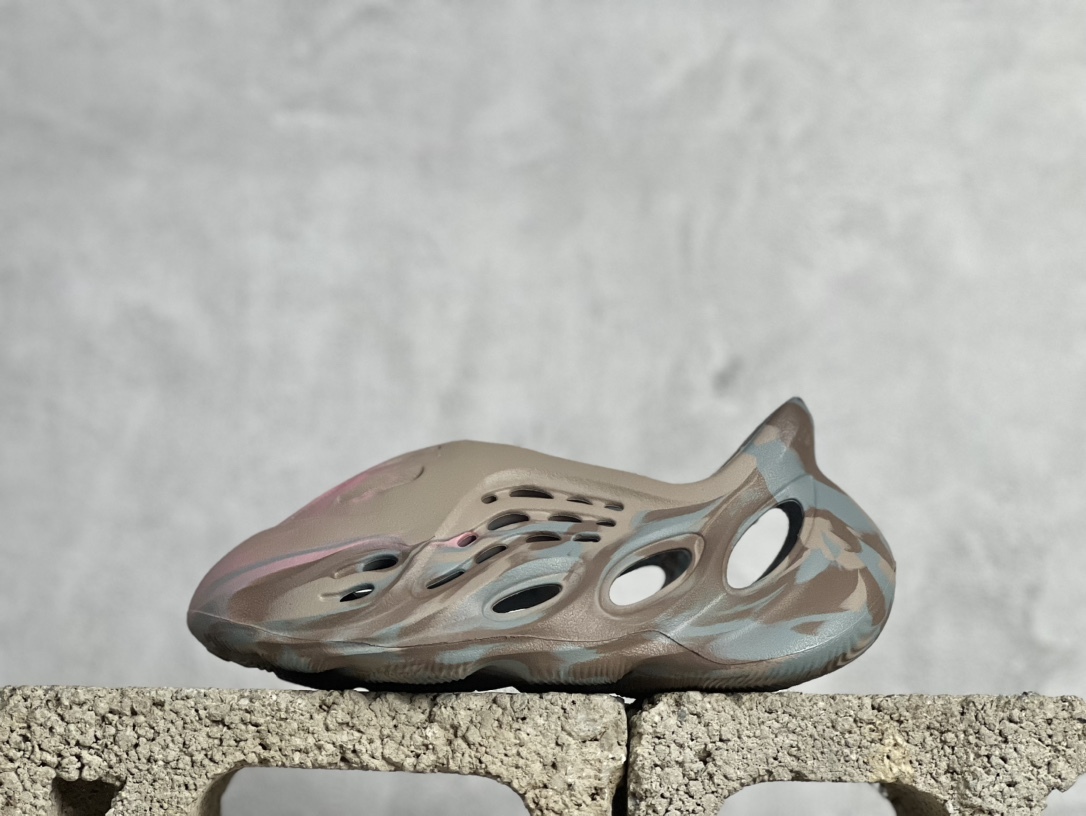 椰子洞洞鞋   adidas originals Yeezy Foam Runner 系列 