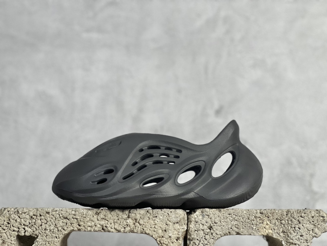 椰子洞洞鞋   adidas originals Yeezy Foam Runner 系列 