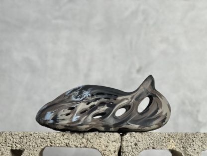 椰子洞洞鞋   adidas originals Yeezy Foam Runner 系列 