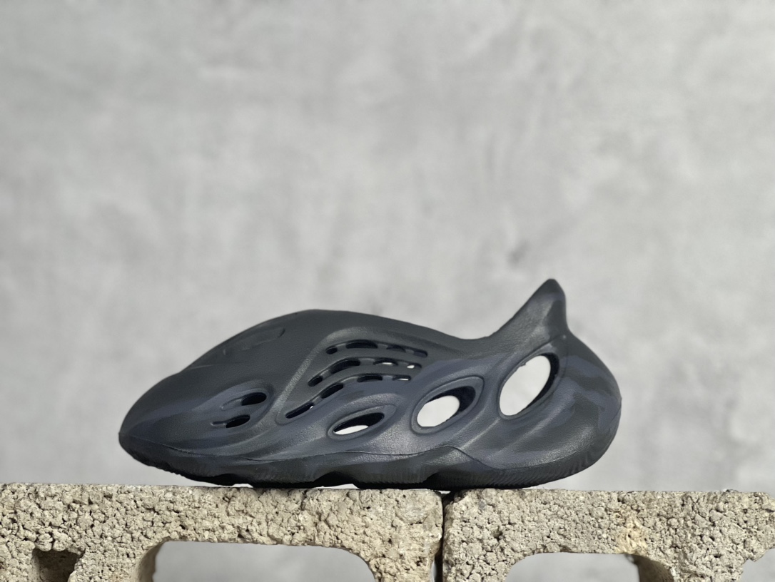 椰子洞洞鞋   adidas originals Yeezy Foam Runner 系列 