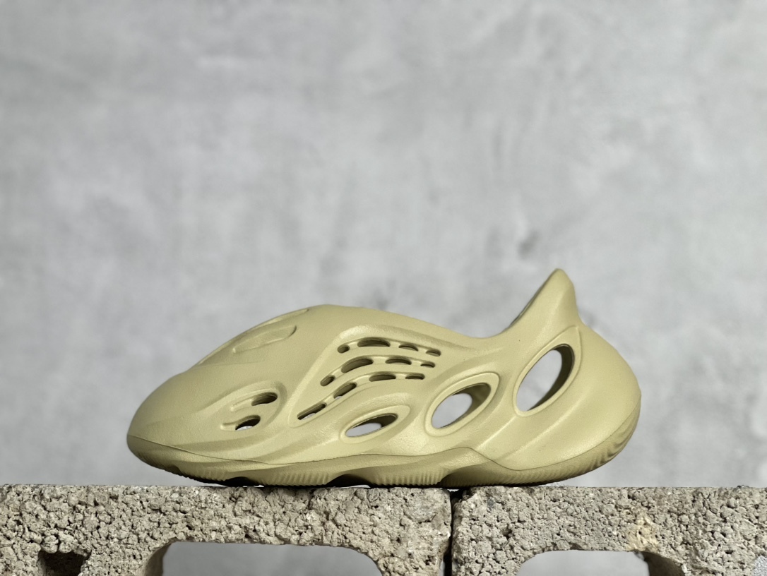 椰子洞洞鞋   adidas originals Yeezy Foam Runner 系列 