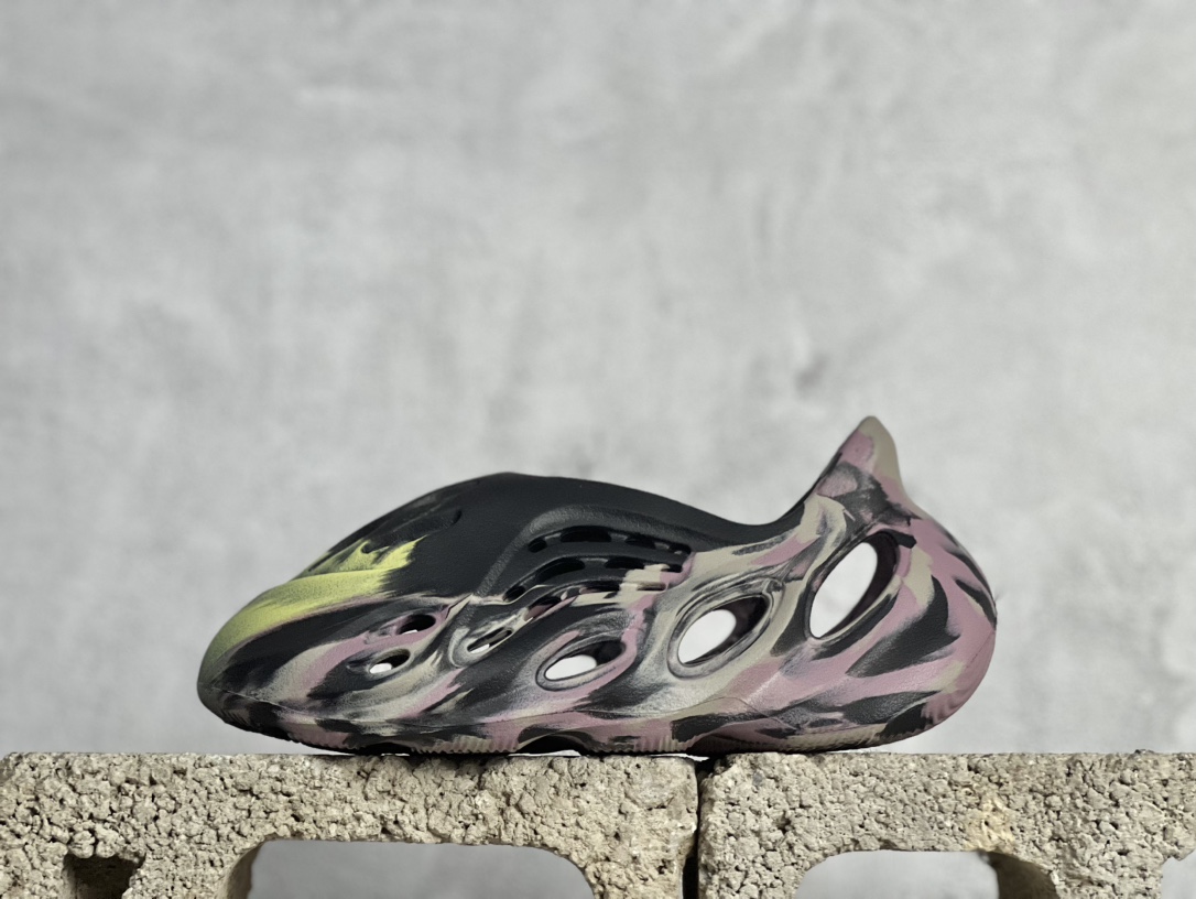 椰子洞洞鞋   adidas originals Yeezy Foam Runner 系列 